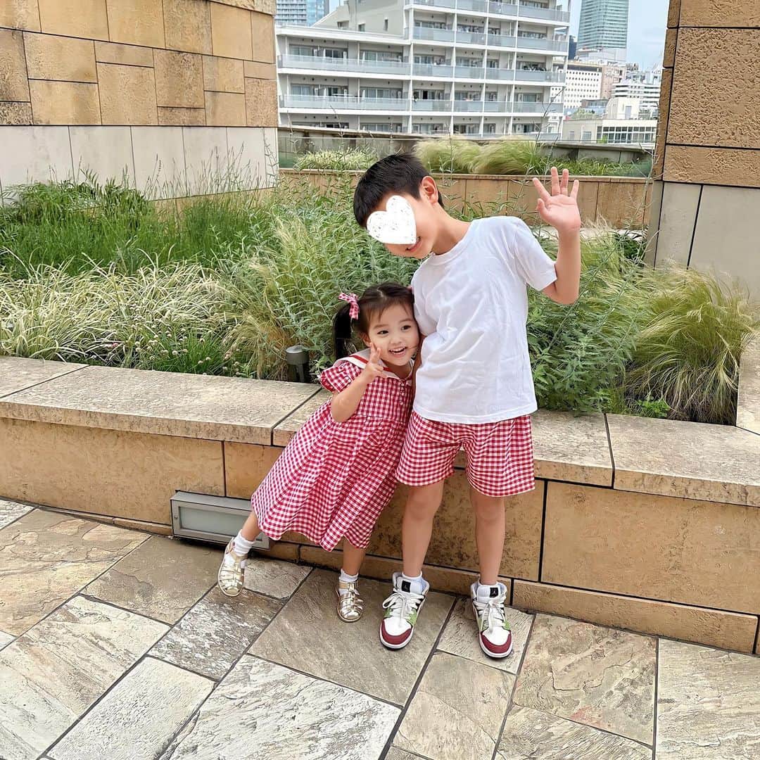 福王寺彩野のインスタグラム：「週末の兄妹コーデ🫶🍓 1〜４枚めは @randk1228 さんのお洋服🎀 ５枚めは @moimoln.jp です❣️  最近自分とのお揃いよりも兄妹合わせにハマってますw 喜んでくれる子供たちも遺伝かな🤣💓  私は黒髪にした途端めっきり派手な服が着れなくなり、この3ヶ月ほぼモノトーン着ています。 金髪じゃないとこんなにも洋服って合わせにくいのかwみんなどうしてるの？wピンクとか着れない😂 元々が真っ黒の髪の毛だから髪が暗いと素の自分に戻るのかも。🤔何かなんでも恥ずかしいし考え方も暗くなる（多分）w 金髪は私の派手スイッチだったのかもしれません…😅  #兄妹コーデ #兄妹 #5歳差兄妹 #チビテル #8歳 #チビノ #2歳6ヶ月 #6学年差 #リンクコーデ #お揃いコーデ #randk #moimoln #しまじろう #しまじろうコンサート #子連れお出かけ #mydaughter #myson #brotherandsister #ootd #matchingoutfits #familytime」