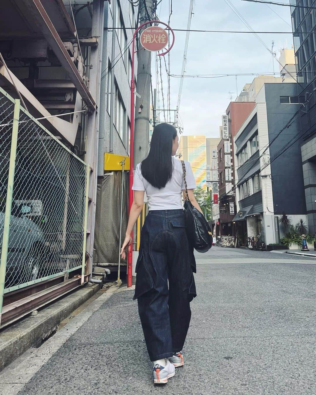 DJ LICCAのインスタグラム：「Sunday☀️ Active mood.  一目惚れしたdenimとちびT🦖 loewe × zara T  さっそく白T汚れた。 白い服は大体食べ物こぼす。  #sunday #fashion #denim #denimstyle #loewe #ちびT #白T #y2k」