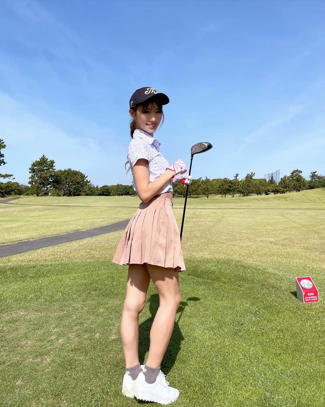 HIKARUのインスタグラム：「2回目のゴルフ🏌️‍♀️💕 初めてバンカーに入って沼った🥹❤️ #ゴルフ　#ゴルフ女子　#golf」