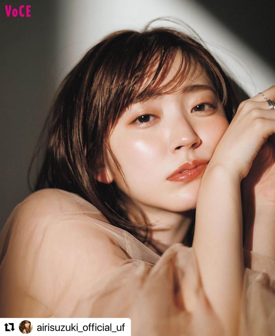 高橋里帆のインスタグラム：「今発売の @vocemagazine  7月号 連載　ハマりごとで@airisuzuki_official_uf  ちゃんのヘアーメイクさせて頂きました✨  『夏の夕焼けに映える、アンニュイEYE』 夕暮れ色のカラーとツヤ感が可愛いメイクに仕上げました。 @airisuzuki_official_uf  ちゃんの 何ともとろけてる感じが可愛すぎます♡  #voce#鈴木愛理　ちゃん#ビューティー#コスメ#夕暮れ#キラキラ#ツヤ感#高橋里帆メイク#beautiful #beauty #可愛い#可愛いの作り方#コスメマニア」