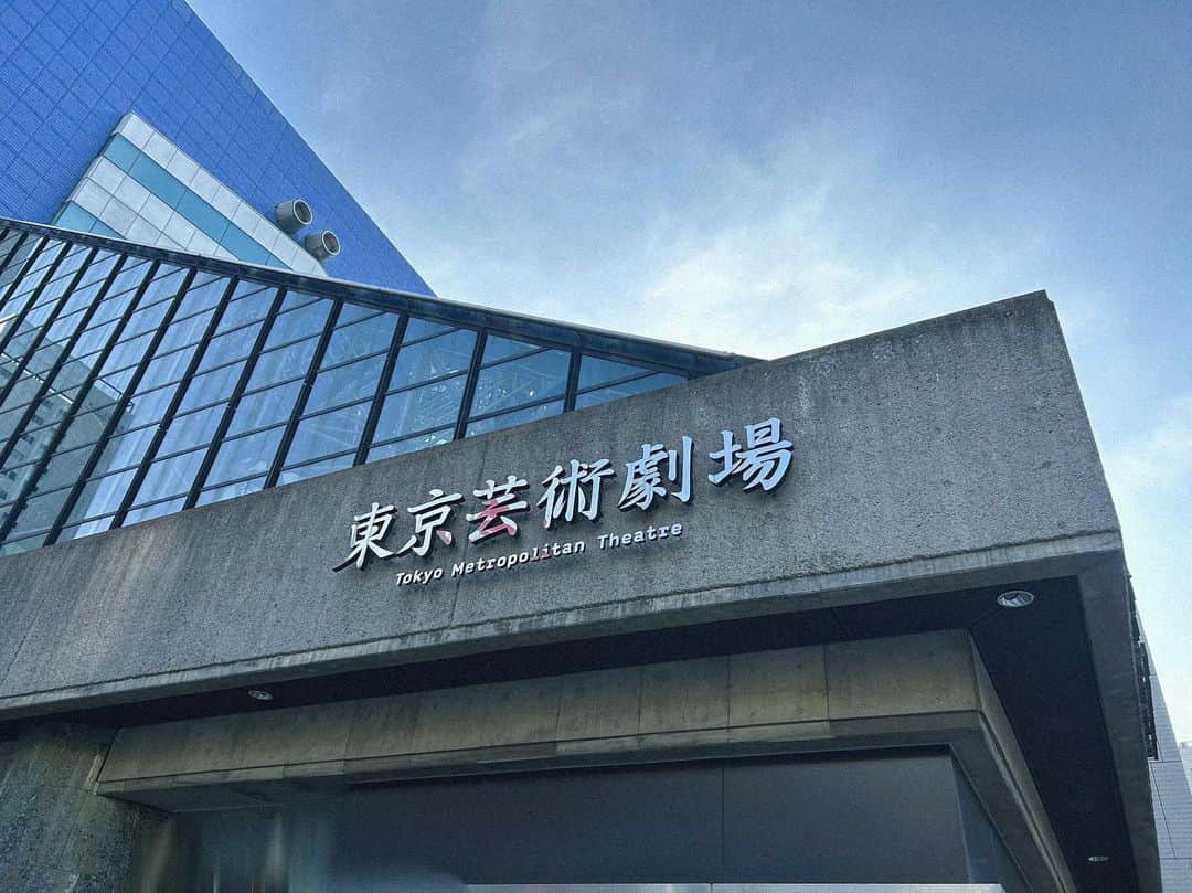 のインスタグラム：「まなもです。 友人と舞台『セトウツミ』を観に行きました。 私は原作ほぼ未履修のまま観たのですが、すごく面白くて、めちゃめちゃ笑いました。 帰りに「とりあえず原作読むよね」と行って、2人して原作全巻買っていたのも面白かったです。 配信も楽しみ〜！！！ * 観劇の前に本屋で遊んだのも楽しかったな……！ それにまつわる投稿も多分今度する。多分。」