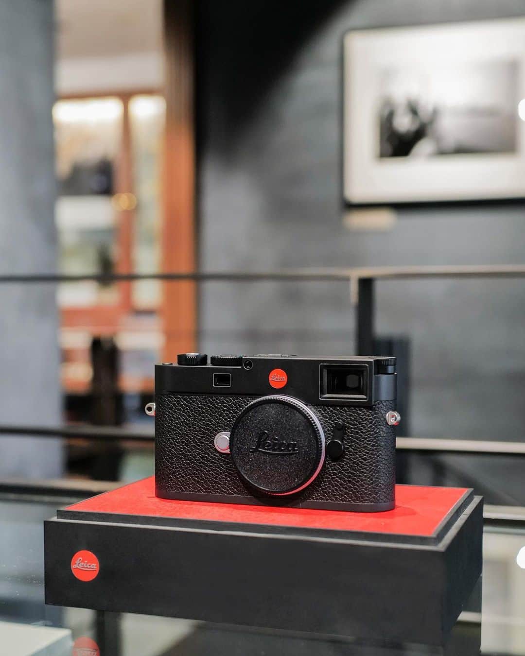 のインスタグラム：「. "Leica M11"  PORTER OMOTESANDOでは創業100年を超えるドイツのカメラメーカー「Leica（ライカ）」を展開しています。  世界中で愛されるLeicaは、手作業で丁寧につくり上げた確かな品質と信頼を備えたカメラを世に送り出してきました。  “Leica M11”は、伝統的なレンジファインダーカメラの要素と最先端のカメラ技術が融合した最新機種です。LeicaMシステム史上最も柔軟性があり、デジタル撮影における新定番となるカメラです。  その他にもLeicaを代表するQシリーズの“Leica Q2”も展開中です。  是非、店頭でご覧ください。  ・Leica M11 BLACK ￥1,298,000-（tax included）  ・Leica Q2 BLACK ￥825,000-（tax included）  ※こちらの写真はLeica Q2を使用して撮影しています。  ※PORTER OMOTESANDOはライカカメラジャパン(株)の正規取扱店です。  ※PORTER TOKYO・OSAKAではお取扱がございません。  #yoshidakaban #porter #luggagelabel #potr #porteryoshida #madeinjapan #japan #heartandsoulintoeverystitch #porterflagshipstore #japan #leicacamera #leica #M11 #吉田カバン #ポーター #日本製 #一針入魂 #ライカ」