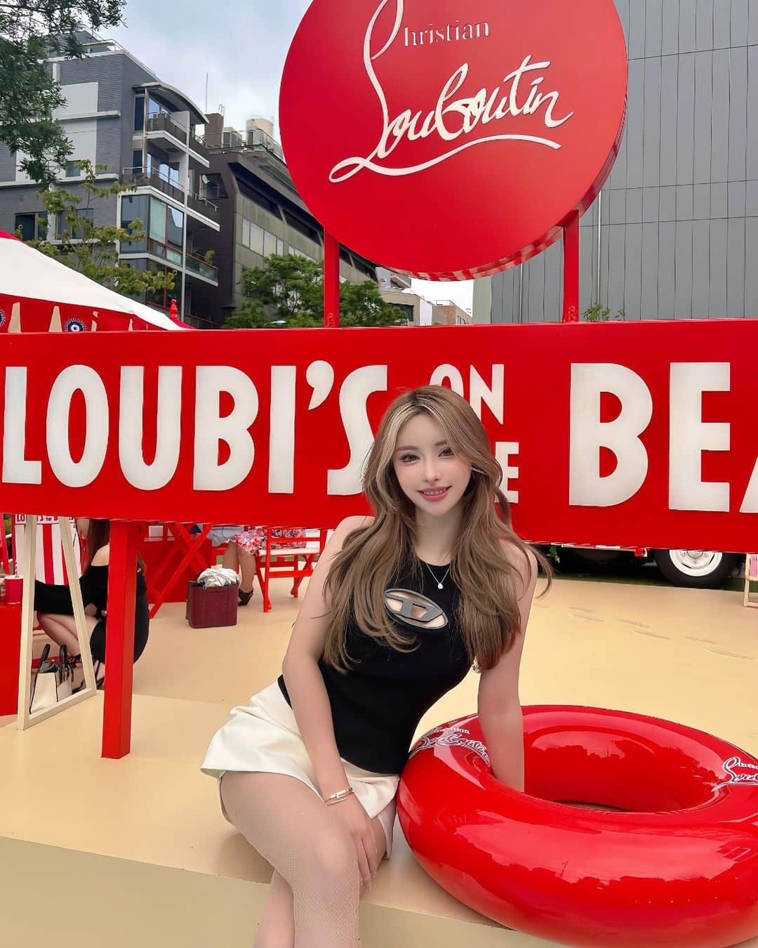 藤咲めいのインスタグラム：「みんなとLoubi's on the beach行った時の🏖🚢❤️‍🔥  いつもみんなと会うと元気もらえる☺️💕 エネルギー強めなの🥹❤️‍🔥 また早く会いたい🥰  今日は一個前の投稿に載せきれなかった写真~😘🤳  . . #louboutin #表参道 #diesel #ポップアップ」