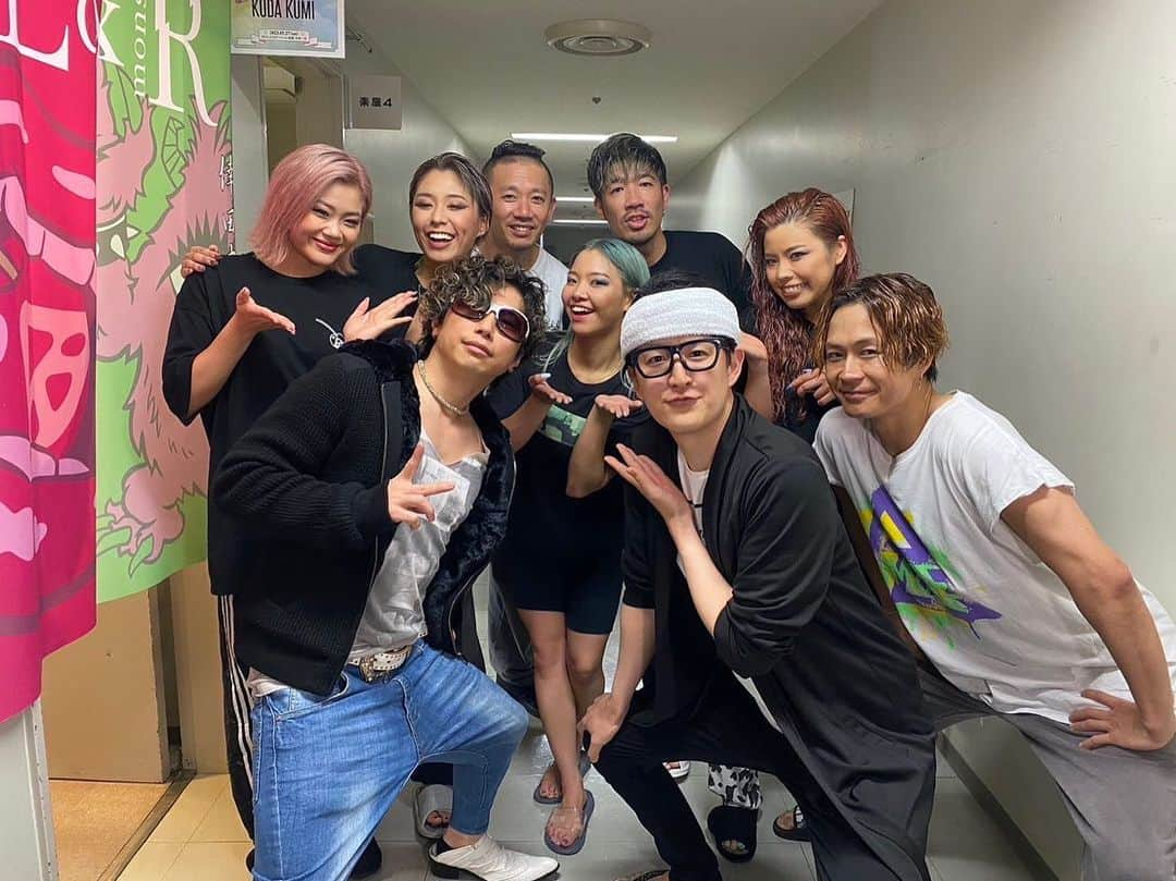 むらせさんのインスタグラム写真 - (むらせInstagram)「倖田來未さんのLIVEに、 GACKT &松岡昌宏で潜入😎🤓  LIVE凄すぎて圧巻、エンタメの最高峰！！ 本当に本当にすごい。 そんなLIVE後にmisonoさんの計画で倖田さんを驚かす！！笑　  TOKIOカケルのエピソードもあったり、TATSUYAさんのGACKTさん登場でハプニングもあったり必見！！👀 ちなみにダンサーのACHIさんを、『俺はマッチさんよりACHIさん』ってボケたとこを見てほしい。。  misonoさーん、Nosukeさーん TATSUYAさーんありがとうございます！！🤓※楽屋暖簾から、misonoさんがネタをふってくれた笑  #倖田來未 #KODATOUR2023 　#misono #nosuke #TATSUYA」5月28日 14時59分 - murase_yuichi