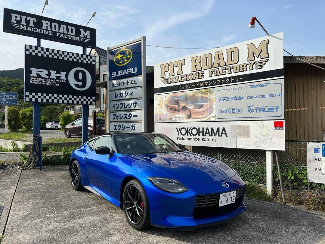 メガキングドットコム ｂy ＫＩＧのインスタグラム：「メガキングドットコムの中本です🤗 姫路市安富町の 新型Zの映えるお店✨ #z34fairlady   ピットロードM様に お邪魔させて頂きました🚚✨ 森下社長 ピットロードMの皆様 この度も有難う御座いました🙇✨ また宜しくお願い致します🚚✨ #姫路安富町 #pitroadm  #GTR #RB26DETT #チューニングショップ  #RH9 #z34fairladyz  #megaking  #kig  #autoparts  #carparts #YouTube #メガキンチャンネル #メガキング  #メガキングドットコム  #中古パーツ #中古パーツ買取り  #どこまでも #出張買取り #査定は人情 #感謝 #大阪 #箕面 #九州 #西日本 #パーツの王様 #メガゴリくん  #車屋さんと繋がりたい」
