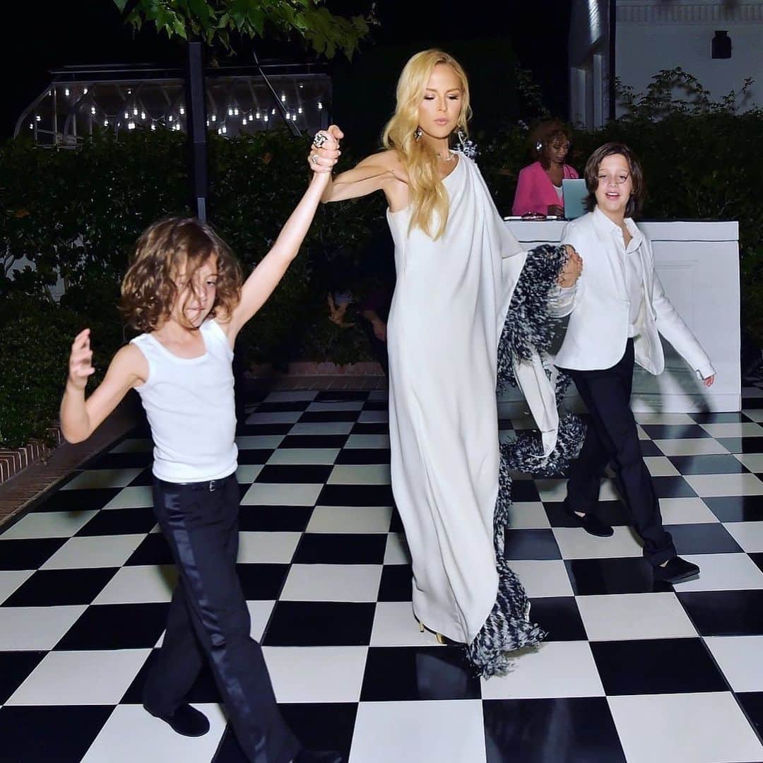 のインスタグラム：「Saturday night dates for life 🪩 ❤️ #boymom」