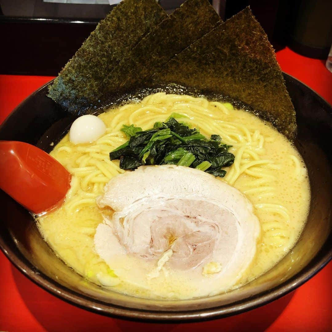 市川九團次 (4代目)のインスタグラム：「私の好きなラーメントップテンに入る家系ラーメン！！ 店舗によって少しずつ違うよね。皆さんはどこの家系が好きですか？ 家系看板見ると絶対食べたくなる。完全に中毒です💦 ちなみに好みは全て中です。 そして、スープは全部飲まないようにしてます。その時、本当は全て行きたいけど、あと後悔する笑笑 家系うまいよな〜〜」