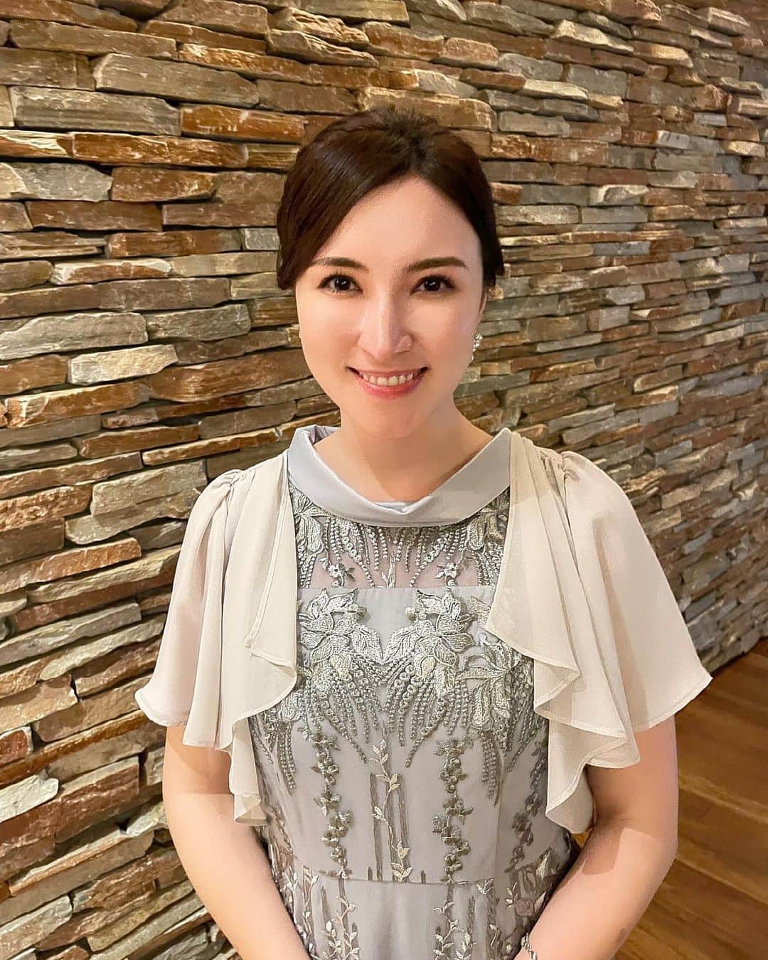 ウーデンジェニファー里沙のインスタグラム：「* 先日、友人の 結婚式と披露宴がありました🕊  友達になってから２０年あまり。 小さい頃から知っているので感慨深く、 とても幸せな気持ちになりました🤍  写真はおひらき後のもの。 友人の式当日をイメージしながら行う ドレス選びも幸せな時間でした👗  心から、おめでとう。  .  .  .  .  #結婚式 #披露宴 #おめでとう #wedding #happy」