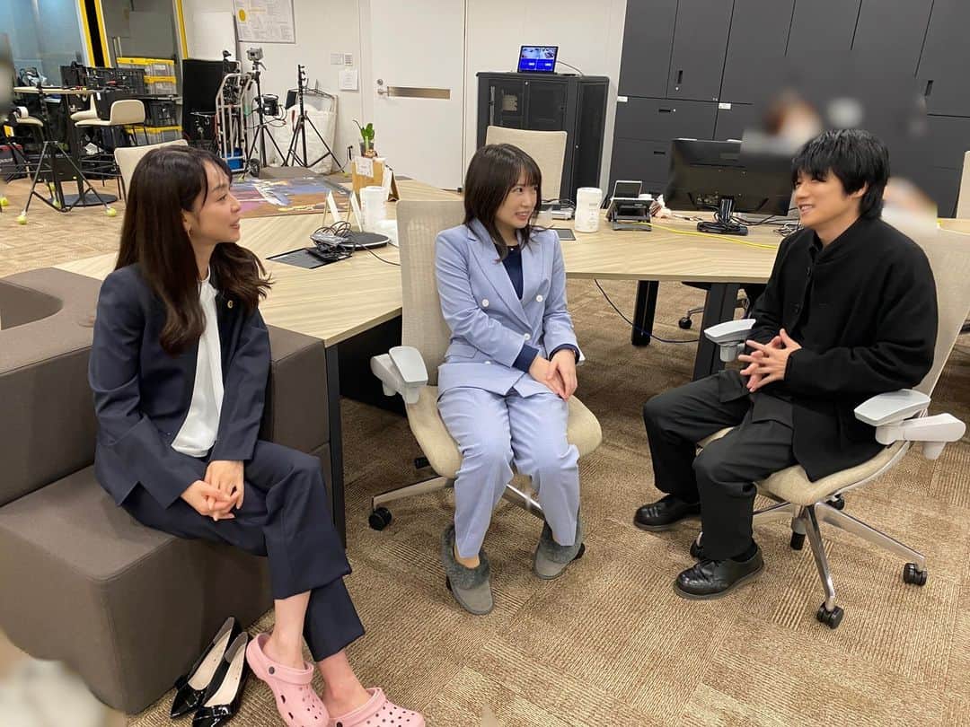 勝利の法廷式さんのインスタグラム写真 - (勝利の法廷式Instagram)「仲良く談笑中の #志田未来 さん #風間俊介 さん #遊井亮子 さんを激写📷  なんとこの場所は…流川綜合法律事務所💡 8話で、蘭と黒澤は敵地に乗り込みます💣 その目的は──！？  ／ CASE8「追憶」は 6月1日(木)24時04分放送です⚖️ 通常より5分遅れての放送です⚠️ ＼  CASE7、見逃してしまった方、 もう一度見たい方はTVerで🔽 https://tver.jp/episodes/epp92z09gf  #勝利の法廷式 #方程式ではなく法廷式です⚠️ #髙橋優斗 #HiHiJets #ジャニーズJr. #泉澤祐希 #市川知宏 #入来茉里 #カトウシンスケ #北乃きい #升毅 #佐藤玲 #矢島健一」5月28日 18時00分 - houtei_drama