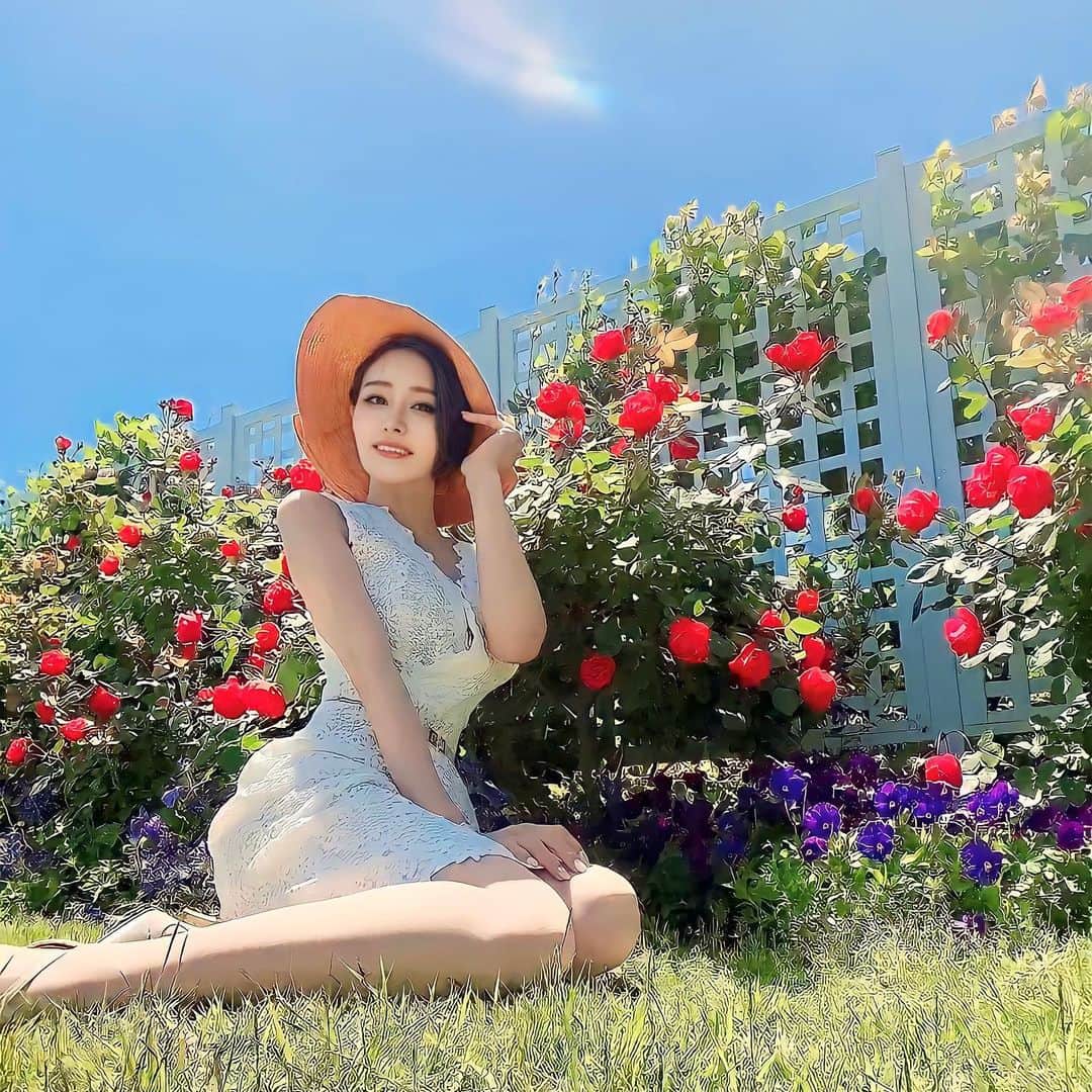 明里ともかのインスタグラム：「青空と薔薇と🌹 ・ ・ ・ #浜松フラワーパーク  #薔薇」