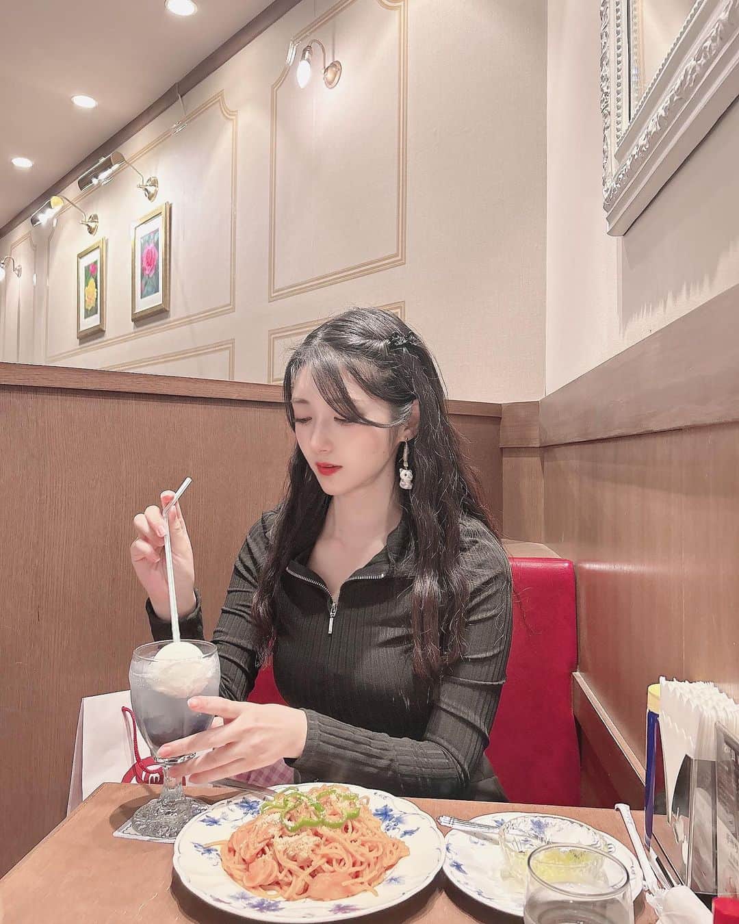 れみぱんのインスタグラム：「13時間寝てた😴 おそようございます😴」