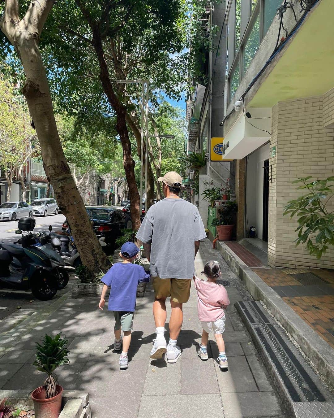 余文樂のインスタグラム：「👨🏻👦🏻👧🏻👩🏻」