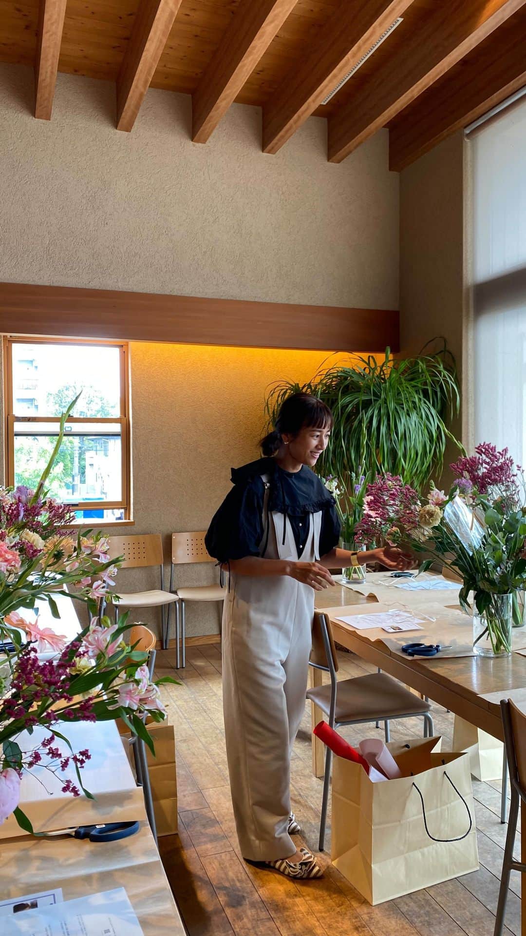 のインスタグラム：「今日はSTANDARD FLOWER @standardflower_op のワークショップでした🌿ご参加くださったみなさま、ありがとうございました！  次回は、「ユーカリとルリタマアザミのリース」を7/22 14:00-の開催です！ みなさんのご参加お待ちしていまーす😊  @standardflower_op  #standardflower_op   blouse& overalls : @o0u_official  shoes : @offen_gallery」