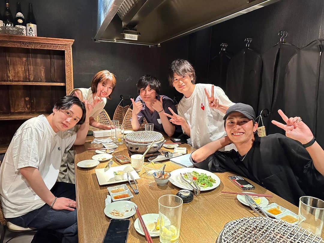 松本岳のインスタグラム：「昨日は久々にニンニンメンバー集まりました！ 久々会っても何も変わらない仲間でした。 楽しい時間をありがと。 かすみんは都合で来れなかったからテレビ電話しました。また今度。 #ニンニンジャー #スーパー戦隊」