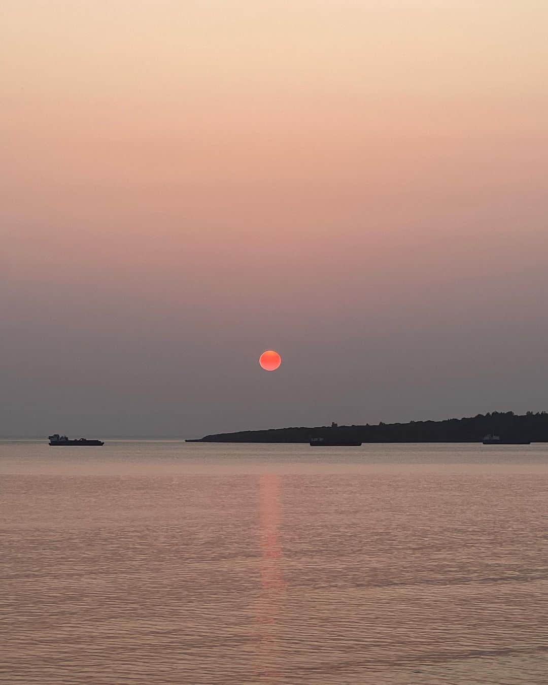 AO のインスタグラム：「ぽっ #海#太陽#空#夕陽」