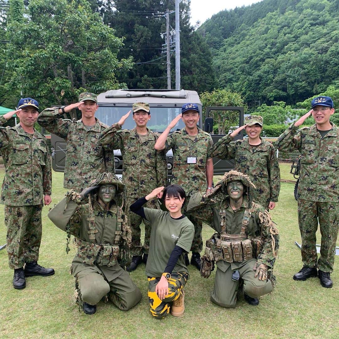 かほなんさんのインスタグラム写真 - (かほなんInstagram)「#クオーレの里 にてイベントでした！ 抽選会も盛り上がって、最後まで盛りだくさんなイベントやったー！  そして久しぶりに皆に会えて、幸せでした！😆✨ 皆も楽しんでくれたかい！？🙌 来てくれてありがとう！気をつけて帰ってねー！ (クオーレの里さん、お花ありがとうございました！)  そして自衛隊の皆さん、ブースの皆さん、ありがとうございました！ 私今回、お客さん以上にイベントを楽しんでた気がする…！笑  #守山駐屯地 #陸上自衛隊 #第35普通科連隊 #第1中隊 #さばいどる  #かほなん」5月28日 16時03分 - survidol_kaho