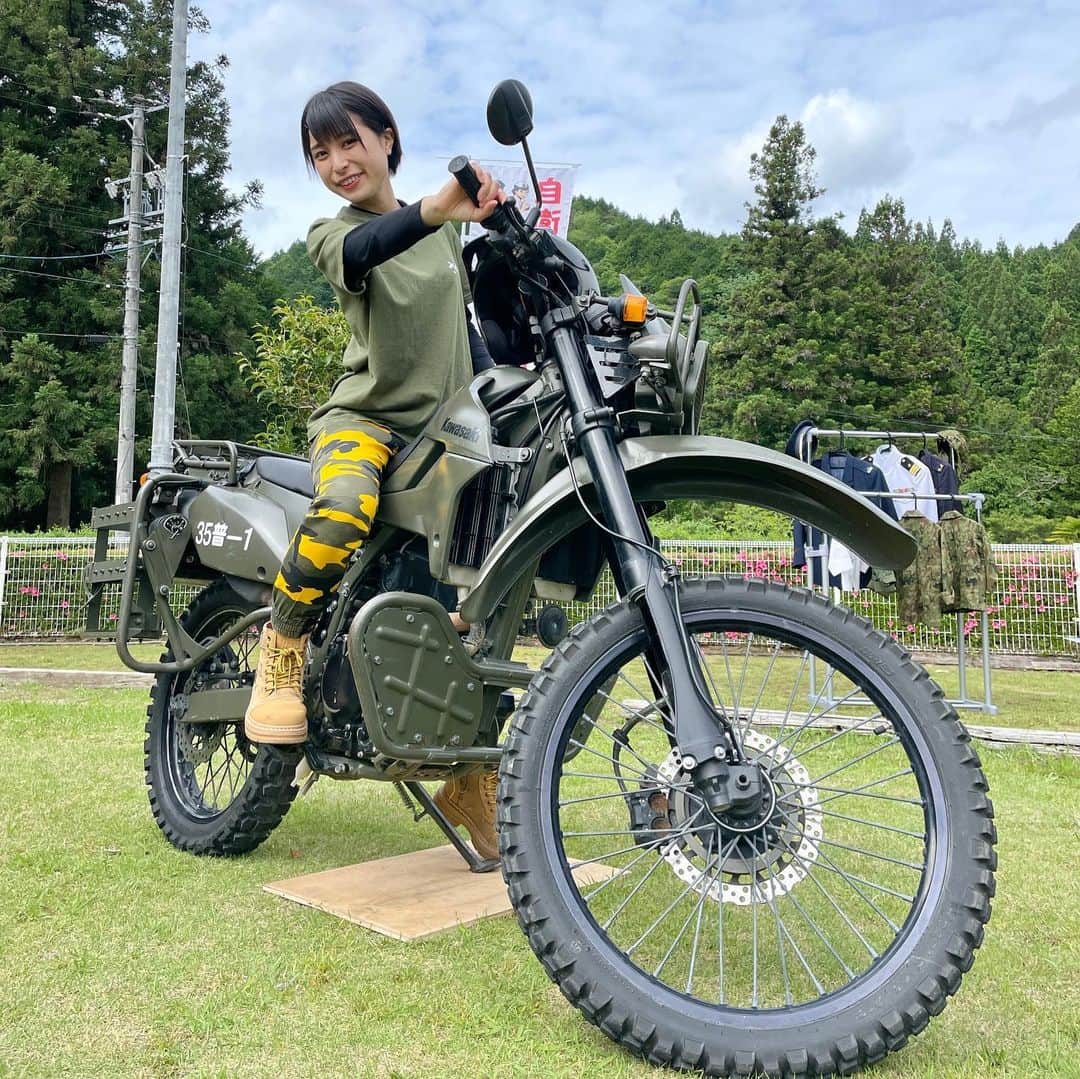 かほなんさんのインスタグラム写真 - (かほなんInstagram)「#クオーレの里 にてイベントでした！ 抽選会も盛り上がって、最後まで盛りだくさんなイベントやったー！  そして久しぶりに皆に会えて、幸せでした！😆✨ 皆も楽しんでくれたかい！？🙌 来てくれてありがとう！気をつけて帰ってねー！ (クオーレの里さん、お花ありがとうございました！)  そして自衛隊の皆さん、ブースの皆さん、ありがとうございました！ 私今回、お客さん以上にイベントを楽しんでた気がする…！笑  #守山駐屯地 #陸上自衛隊 #第35普通科連隊 #第1中隊 #さばいどる  #かほなん」5月28日 16時03分 - survidol_kaho