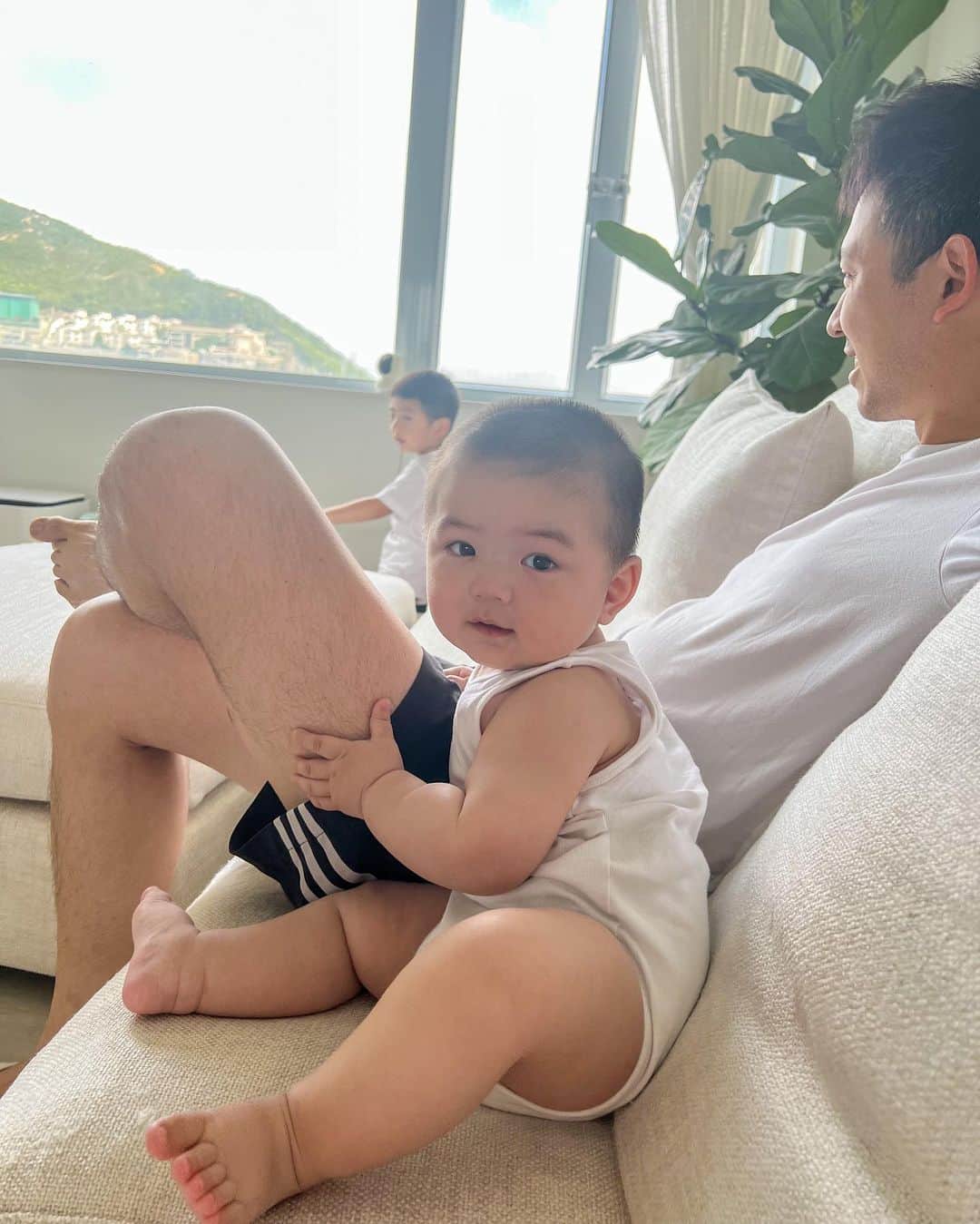 Elva Niのインスタグラム：「Sunday woke up to this view 👶🏻 #daddycanfinallysitonacleansofa #hewasheditwhiteassnow  #住家好爸爸」
