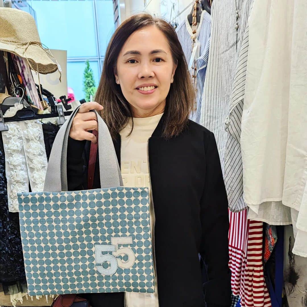 平井富子のインスタグラム：「Philippines beauty appearance！  フィリピンから、Rhodaさんがご来店！  日本大好きで６回目、６月１日まで、東京をenjoyするとか。 素晴らしい〜  ハンドメイドのオシャレなパソコン用バッグ、中綿が入っていて丈夫です。フランス製の麻のパンツ等気に入って頂きました♥ ありがとうございました。  残り４日間、東京を楽しんでください～」