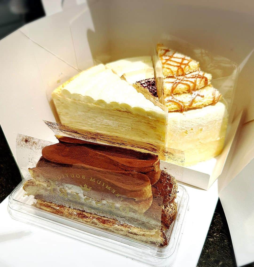 とぎもちさんのインスタグラム写真 - (とぎもちInstagram)「. 【韓国カフェ 🇰🇷 디저트39】  韓国のカフェチェーン店 デザート39（다저트39）！  ここは タピオカのドリンクが人気なのですが 実はケーキやスイーツも すごく美味しいんです！！  今回はケーキを いくつかテイクアウト🍰  ティラミスにチーズケーキなど 💕  チーズケーキ濃厚。  ティラミスもこってり美味しい 🥺💓  #デザート39 #韓国 #韓国カフェ #韓国ケーキ #디저트39 #디저트39케이크 #케이크 #카페 #카페스타그램 #とぎもちデザート39 #とぎもちケーキ #とぎもちティラミス #とぎもちチーズケーキ」5月28日 16時14分 - togistagram
