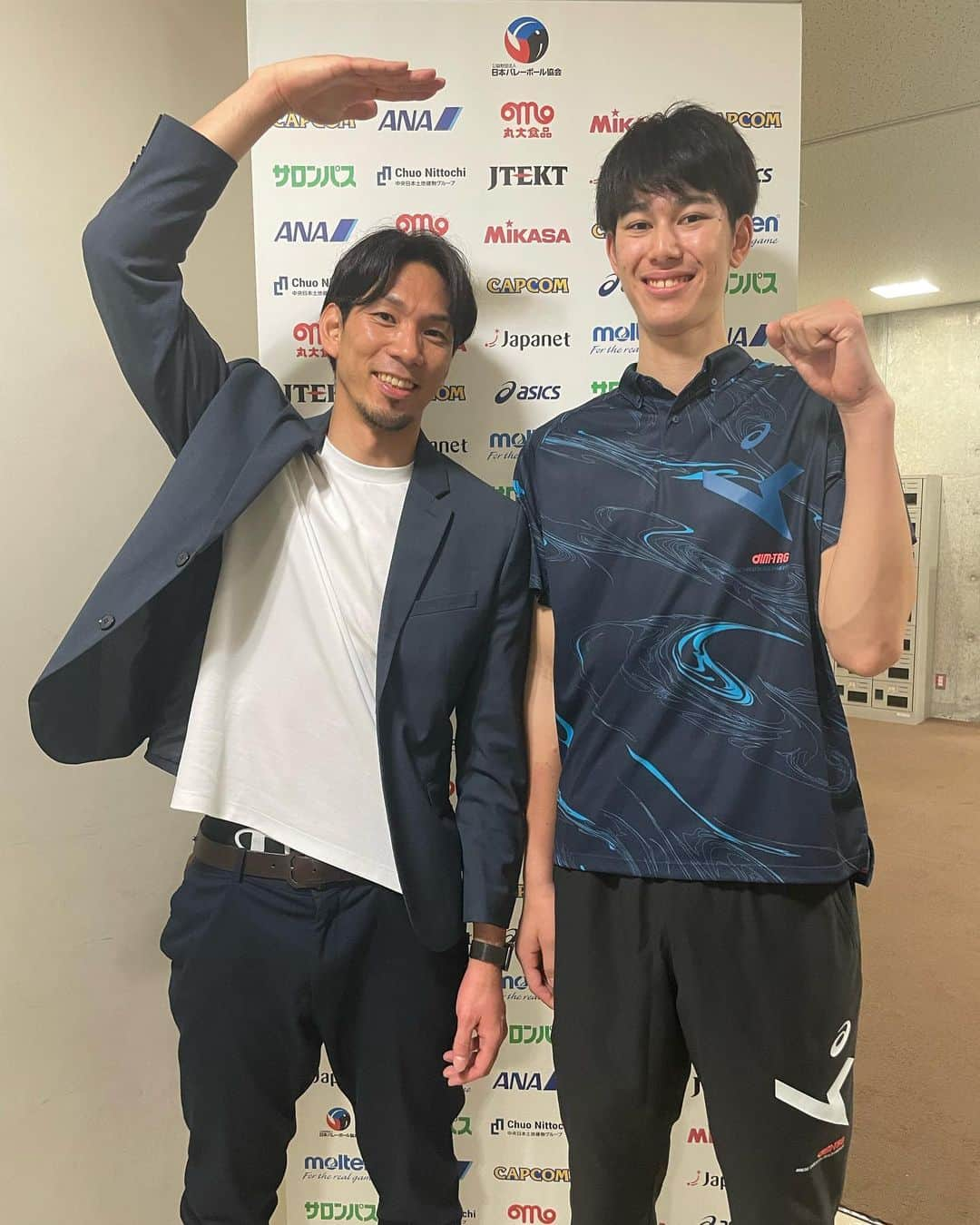 福澤達哉さんのインスタグラム写真 - (福澤達哉Instagram)「*** Super rookie for Japan volleyball team 🇯🇵🏐 @925masato_kai   Check it out in @volleyballnationsleague 👀  #BSフジ #バレーボールチャンネル #初MC #本日放送でした…笑 #事後告知ごめんなさい #スーパールーキー #甲斐優斗 選手 #インタビューしたよ #これからが非常に楽しみな選手 #6月に開幕する #ネーションズリーグでの代表デビュー #要チェックや #そして #色んな意味で #1番目立つこの子も… #西田有志 選手 #男子バレーから目が離せない #みんな応援してね！ #日頃の感謝を込めて #おじさんのパンチラを差し上げます #チャオ」5月28日 16時06分 - 1tatsu5