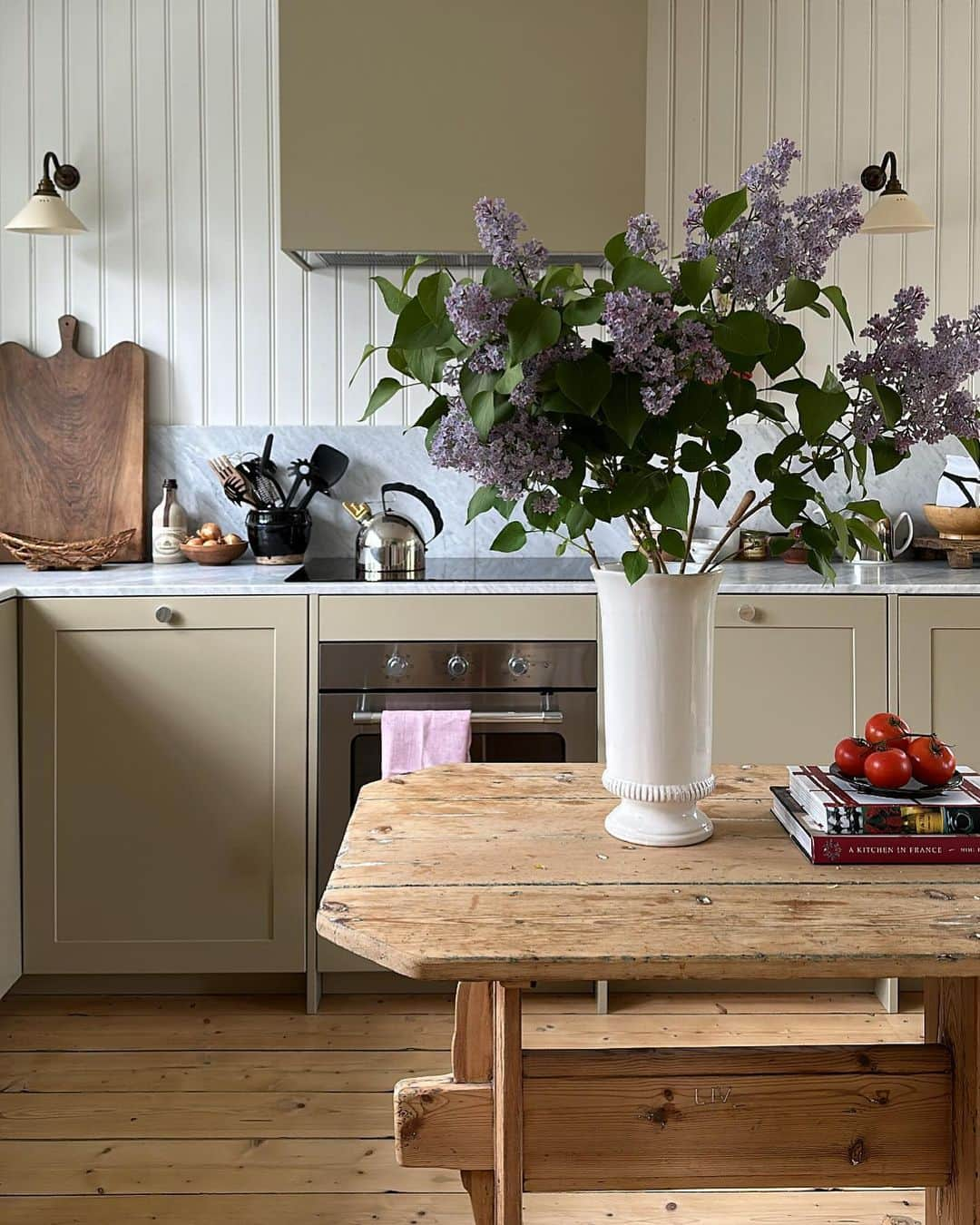 カロリーナ・イングマンのインスタグラム：「Lilacs from our garden 💜」