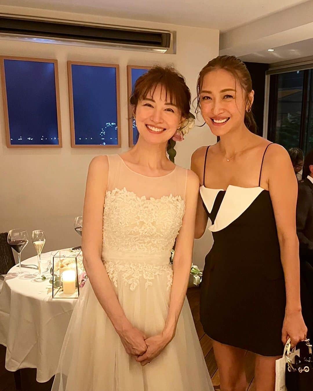 小林明実のインスタグラム：「大好きなゆかりさんの ウエディングドレス 本当に本当に 綺麗でした❤️✨✨  @yucari0108 とは 20年ぐらいのお付き合いに なるのかな。 可愛くて頭も良くて 飾らない素敵な子💓 常にモテモテなゆかりが 誰と結婚するかが 楽しみでした😌 落ち着いている素敵な 旦那様でお似合いな2人❤️  ご結婚おめでとうございます🎉 末長くお幸せに✨  #結婚式 #お似合いな2人 #幸せな時間」