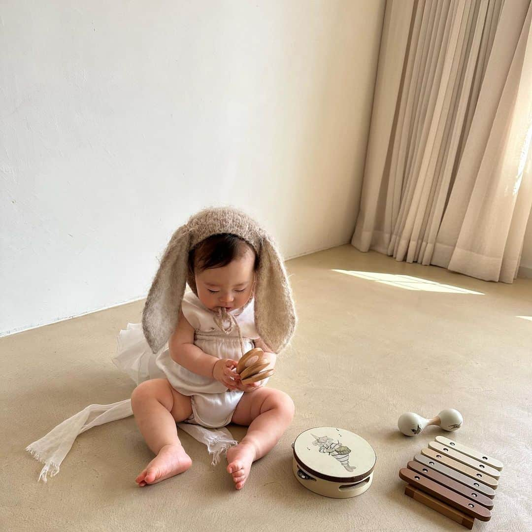 おかんとむすめのインスタグラム：「.  次女１才誕生日の記念撮影🎂  妊娠中からお世話になってる @sugar_newbornphoto さんに お願いしました🌸  あちのために考えてくださったお花たちが 本当にあちのイメージにぴったりで🥺💐  データを見るのが楽しみです🤍  ねぇねいつまで付き添ってくれるかな、、、🥹  #おかんとむすめ #1才誕生日 #年の差姉妹」