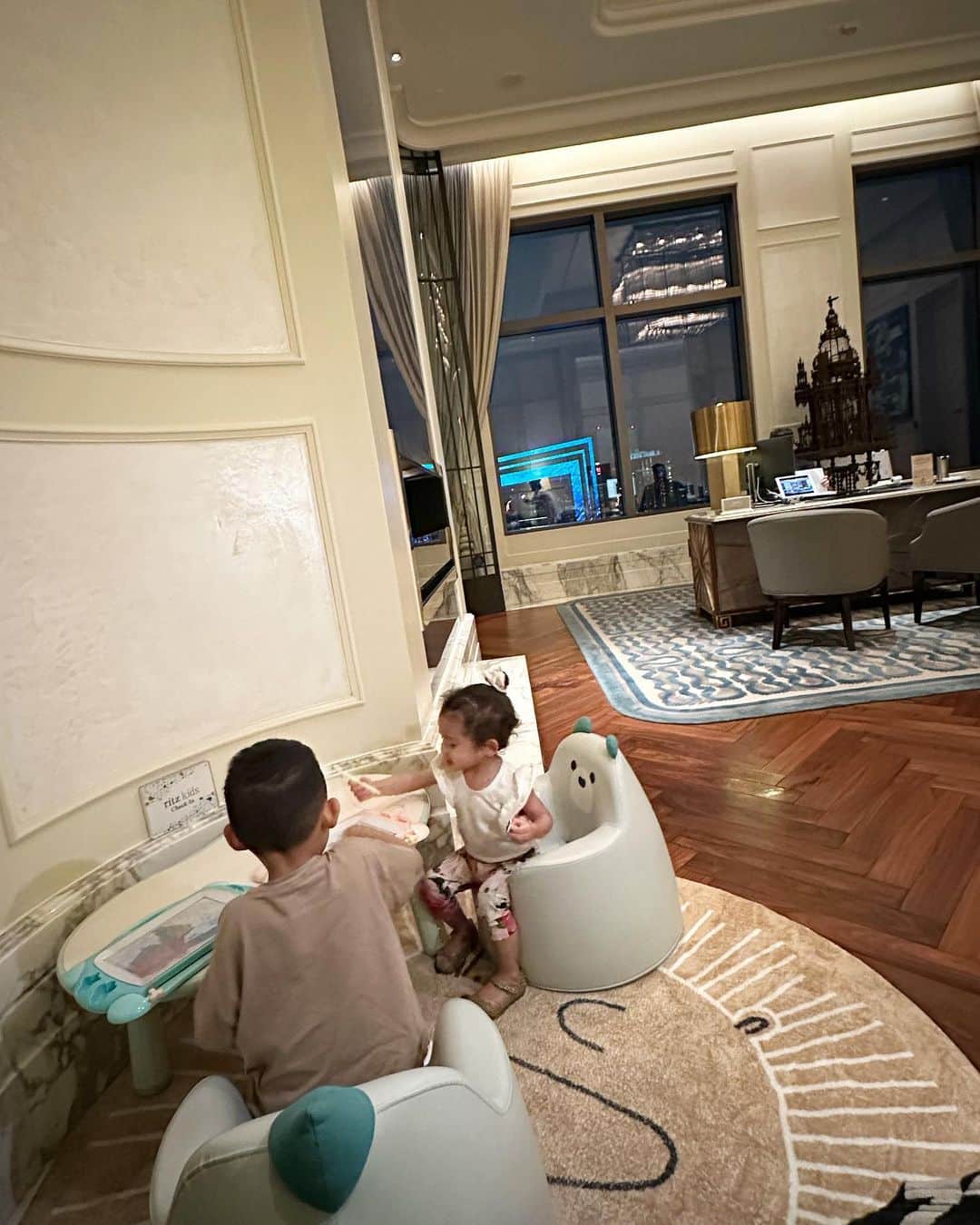 ヴァネッサみどりさんのインスタグラム写真 - (ヴァネッサみどりInstagram)「Family Trip to Macau 🤍  みんなでマカオ🤍キッズはとても楽しんでいます🤩🥳 我們一家來澳門了🤩 リッツカールトンに泊まって、お部屋はとっても大きくてキラキラ✨素敵でしたが、やっぱり日本のリッツのサービスのが素晴らしくて、比べ物にならない😤日本が恋しくなりました🥹🫶🏼 Stayed at Ritz Carlton,  Great instagramable rooms with mediocre service 😤😒」5月28日 16時16分 - midoritakechi