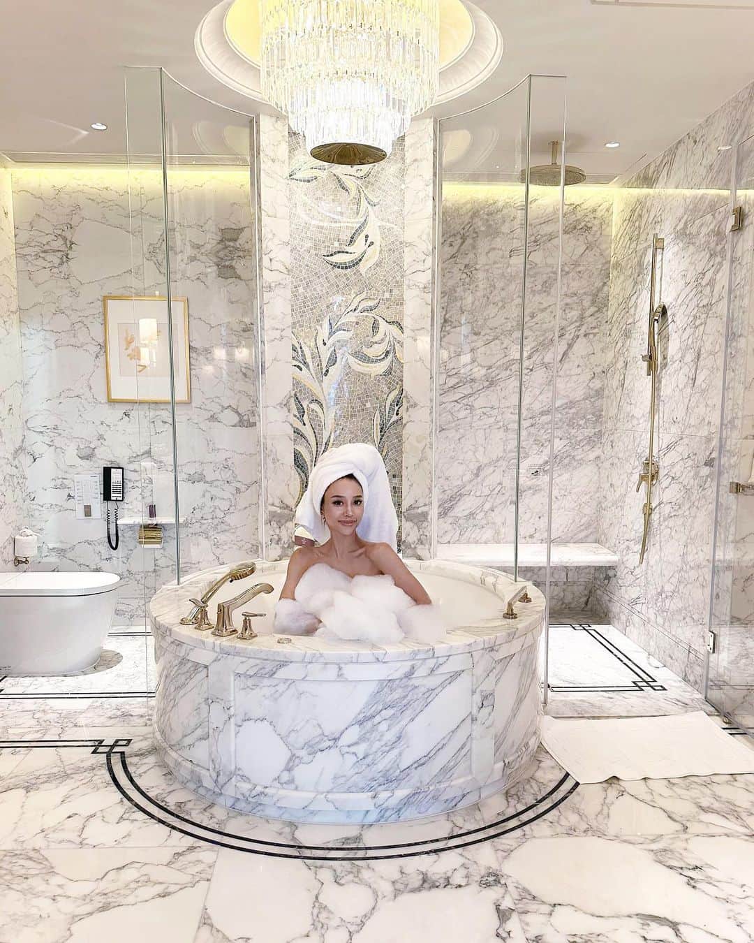 ヴァネッサみどりのインスタグラム：「Family Trip to Macau 🤍  みんなでマカオ🤍キッズはとても楽しんでいます🤩🥳 我們一家來澳門了🤩 リッツカールトンに泊まって、お部屋はとっても大きくてキラキラ✨素敵でしたが、やっぱり日本のリッツのサービスのが素晴らしくて、比べ物にならない😤日本が恋しくなりました🥹🫶🏼 Stayed at Ritz Carlton,  Great instagramable rooms with mediocre service 😤😒」