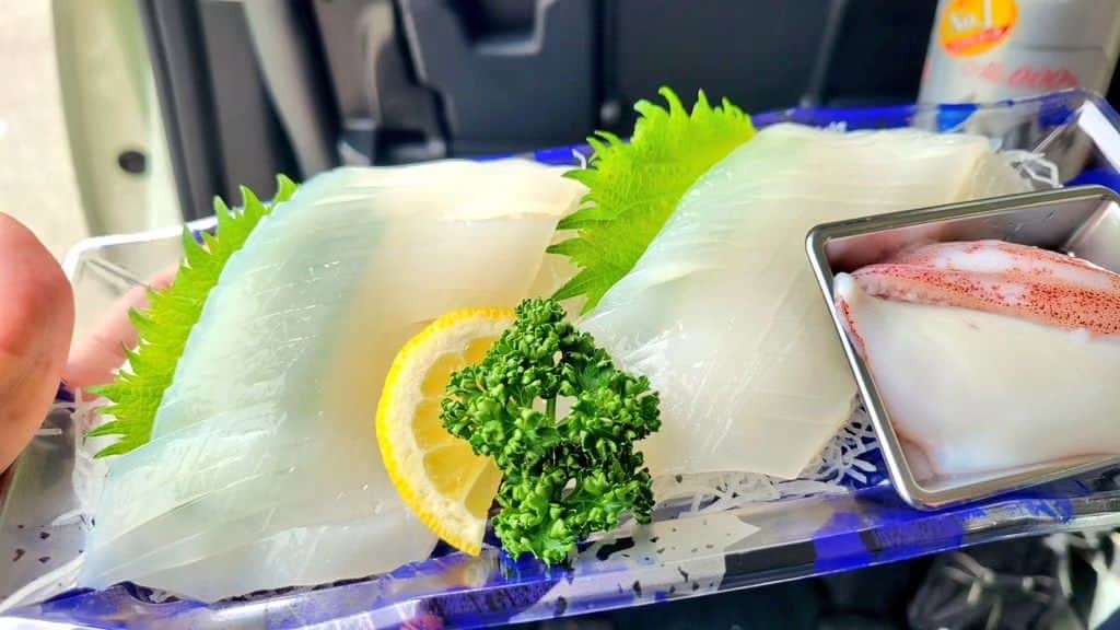 ケニチさんのインスタグラム写真 - (ケニチInstagram)「いつか自分で釣った魚を食べたいと思いながらスーパーの刺身を美味しく頂いてます🍺 #車中刺身　#刺身　#ケニチ」5月28日 16時16分 - kenichiosaka