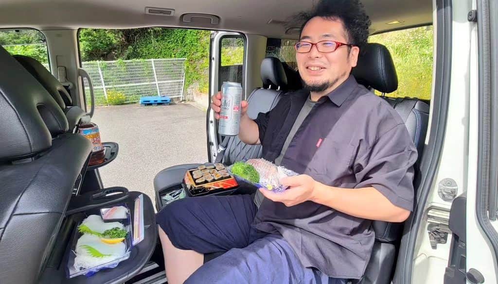 ケニチさんのインスタグラム写真 - (ケニチInstagram)「いつか自分で釣った魚を食べたいと思いながらスーパーの刺身を美味しく頂いてます🍺 #車中刺身　#刺身　#ケニチ」5月28日 16時16分 - kenichiosaka