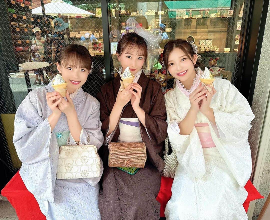 青木まりなのインスタグラム：「💙💗💜  RIZINガールの YouTube撮影で  着物で浅草散歩してきたよ👘  みんなで レースでお揃いの着物にしたよ！  それぞれ担当カラーを 帯に入れたよ♡♡♡  YouTubeアップされるのを お楽しみにしててください〜🥳  　 　 #浅草 #浅草食べ歩き  #浅草グルメ #浅草寺 #雷門  　 　 . . .      #RIZIN #RIZINガール #RIZINガール2022 #ラウンドガール #ringgirl #キックボクシング #kickboxing #キックボクシング女子 #筋トレ女子 #筋トレ #トレーニング #ダイエット #training #diet #グラビア #グラビアアイドル #グラドル #ビジョビ #bijobi #gravure #guravureidol #偶像 #性感 #清秀 #性感 #美腿」