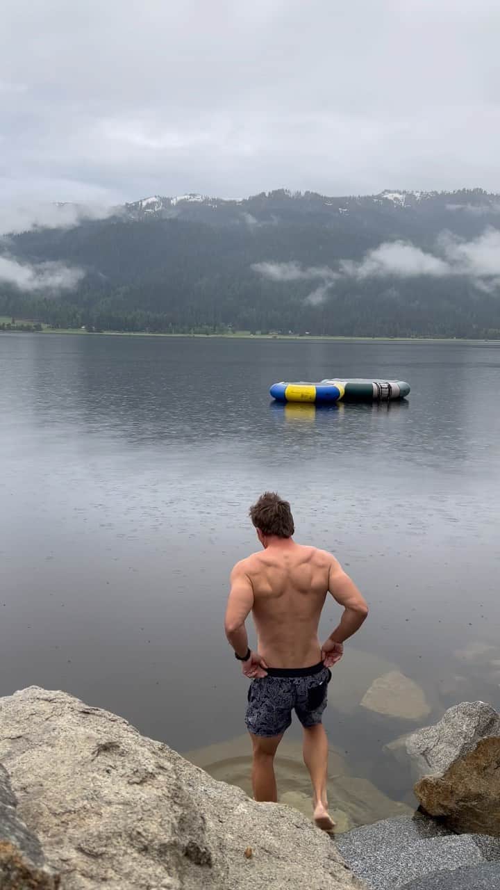 のインスタグラム：「Mornings done right at @chaletdonnelly  It’s been so nice to be in Idaho even with snow on the mountains still lingering in early summer ❄️   I always feel better when I wake up in the morning and do some form of meditation type work. I classify cold plunge/sauna as that given its a time to slow down and focus on controlling the breath.」