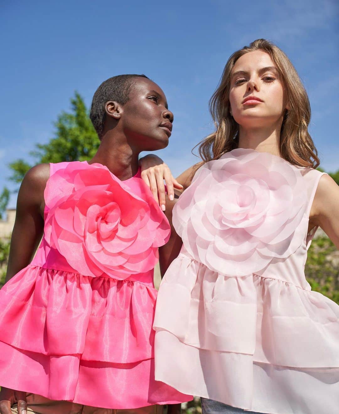 シンシア ローリーのインスタグラム：「Double the flower, double the fun」