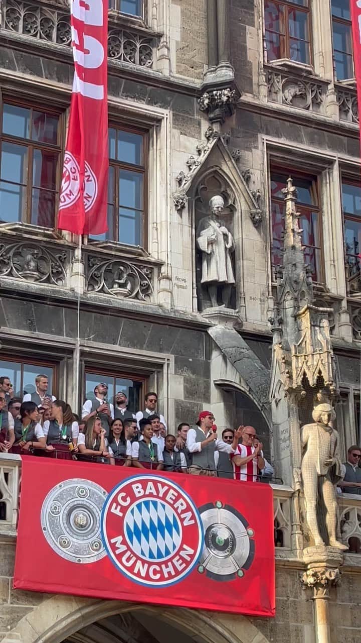 トーマス・ミュラーのインスタグラム：「Radio Müller auf dem Rathausbalkon: „Meister samma!“ @fcbayern @esmuellert #fcbayern #meisterfeier #marienplatz」