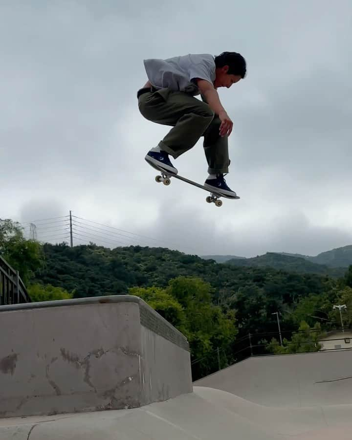 ルーイ・ロペスのインスタグラム：「Hyped on these navy joints 🩰 •Available in shops now!! 📹📹〰️ @anttravis」