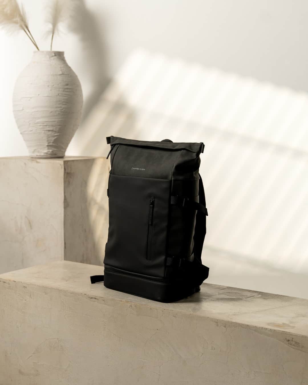 Kapten & Sonさんのインスタグラム写真 - (Kapten & SonInstagram)「This minimalist backpack in black has a large capacity, spacious inner and outer compartments, and is  padded to ensure a comfortable fit. It also has a 19-inch laptop compartment, making it the perfect companion for university, school or your next city trip. Get in touch with our Helsinki All Black! 🖤 #bekapten #betheexperience」5月29日 2時00分 - kaptenandson