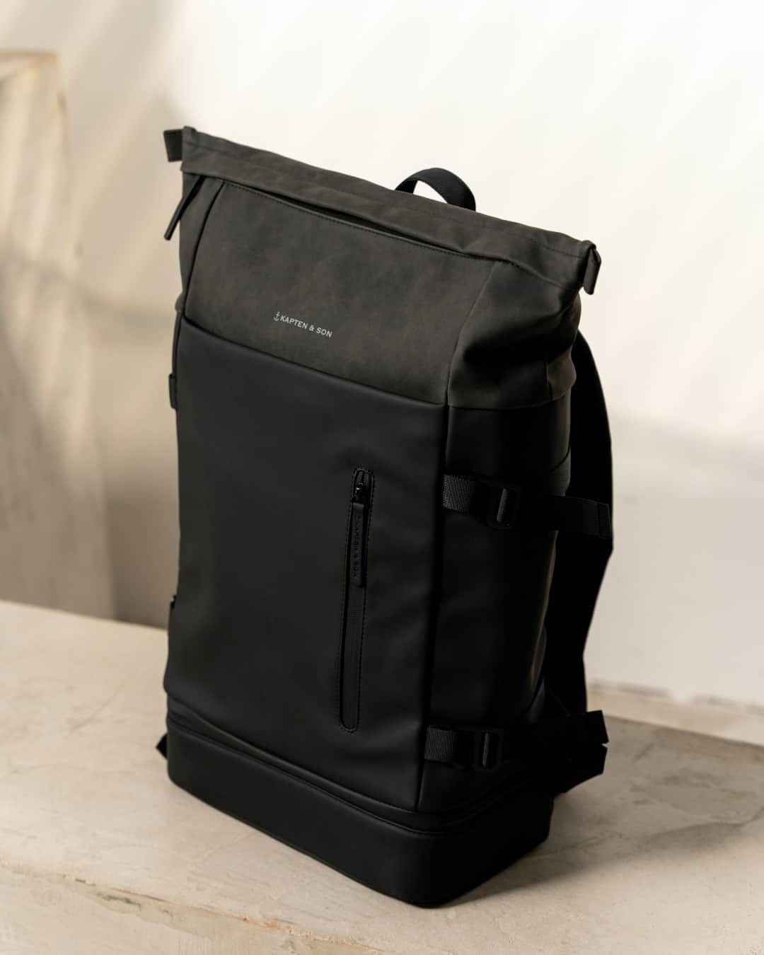 Kapten & Sonさんのインスタグラム写真 - (Kapten & SonInstagram)「This minimalist backpack in black has a large capacity, spacious inner and outer compartments, and is  padded to ensure a comfortable fit. It also has a 19-inch laptop compartment, making it the perfect companion for university, school or your next city trip. Get in touch with our Helsinki All Black! 🖤 #bekapten #betheexperience」5月29日 2時00分 - kaptenandson