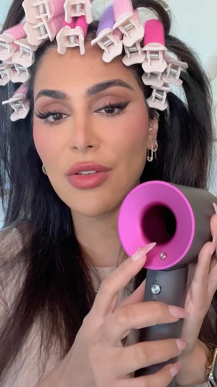 Huda Kattanのインスタグラム：「Who’s tried these volumizing Velcro hair clips?  #stitch @southernwestsunshine Her hair is so gorgeous 😍 They didn’t work for me」
