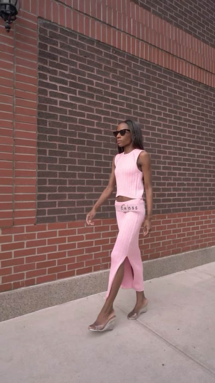 MANGOのインスタグラム：「Indulge in the irresistible allure of the pink trend - it’s as captivating as a sweet confection. Our infatuation knows no bounds! 💗🎀🌸👛 Top: 47047132 Skirt: 47037132  Sandals: 47005940  #MangoWoman」