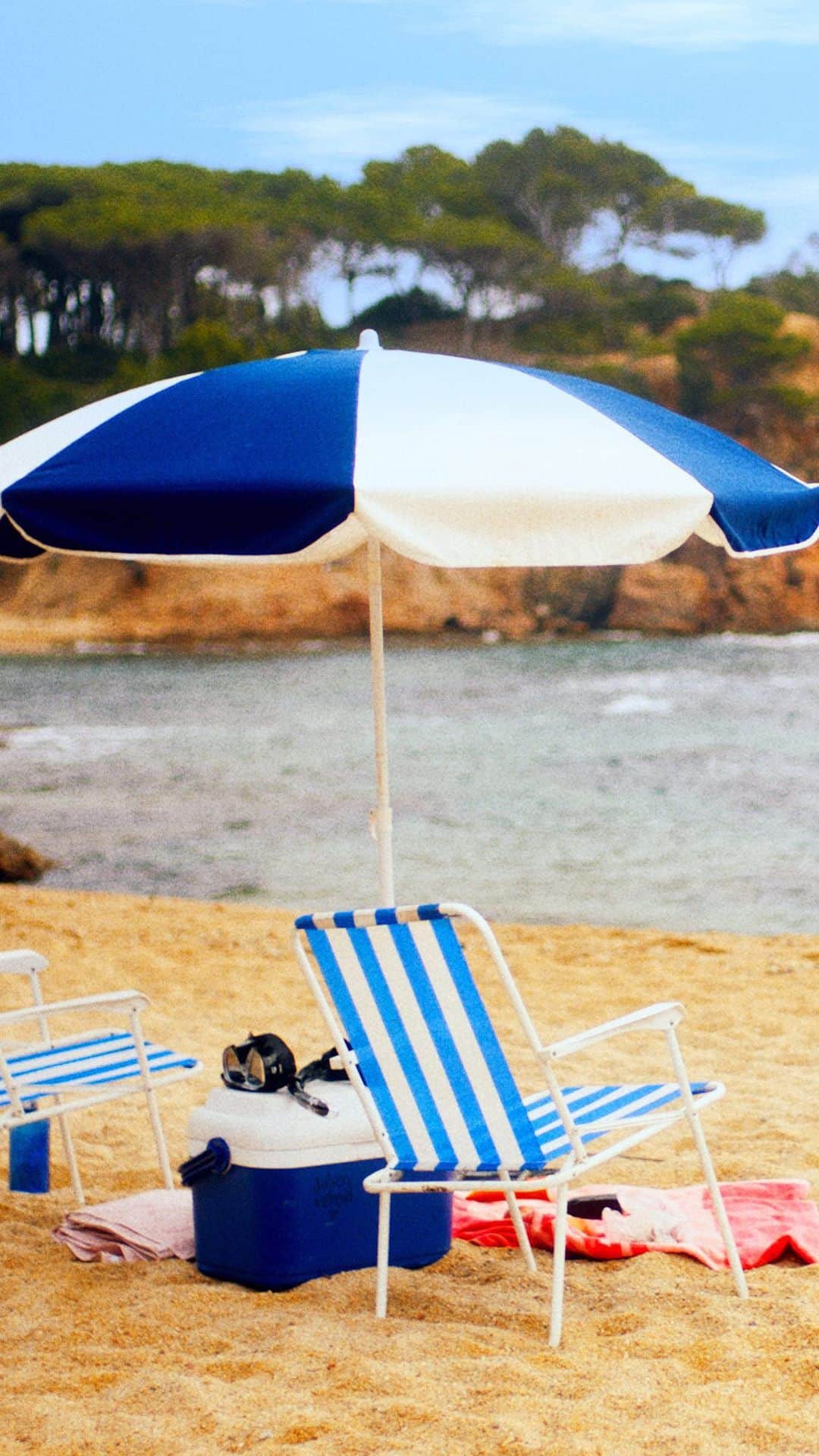 Ted Bakerのインスタグラム：「Beach, please.  #TedBaker #Holiday」