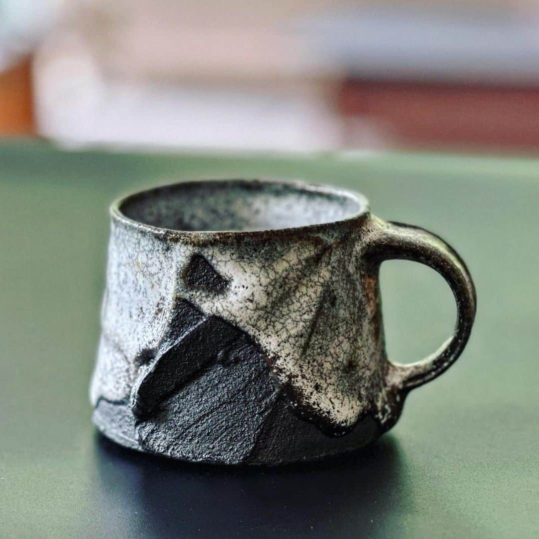 佐竹晃さんのインスタグラム写真 - (佐竹晃Instagram)「Nuka glazed mug. www.akirasatake.com  #mug #マグ #akirasatakeceramics #clay  #asheville  #gallerymugen  #陶芸 #陶芸家  #佐竹晃 #ceramics #pottery #japanese #japanesepottery #tougei」5月29日 2時16分 - akirasatake