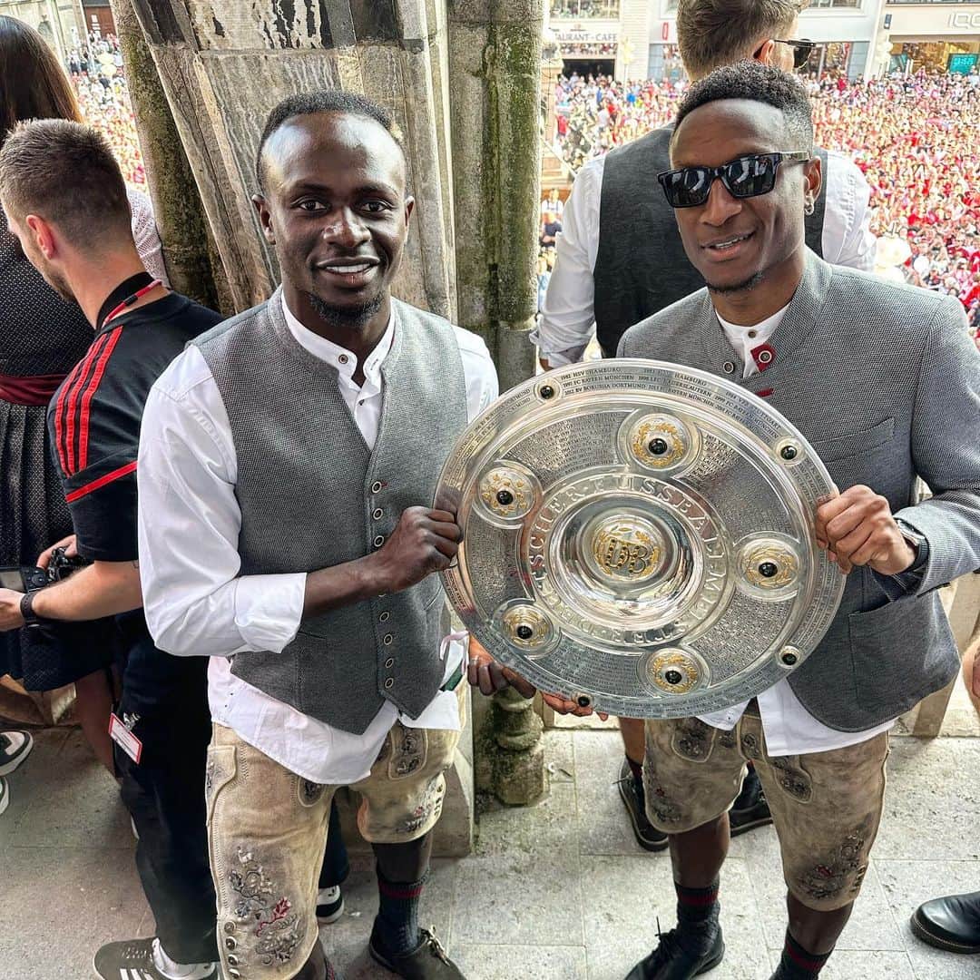 ブナ・サールのインスタグラム：「Deutscher Meister 🏆🙌🏾 @fcbayern」