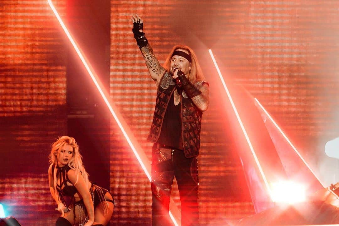 ヴィンス・ニールのインスタグラム：「In Munich last night! Thank you」