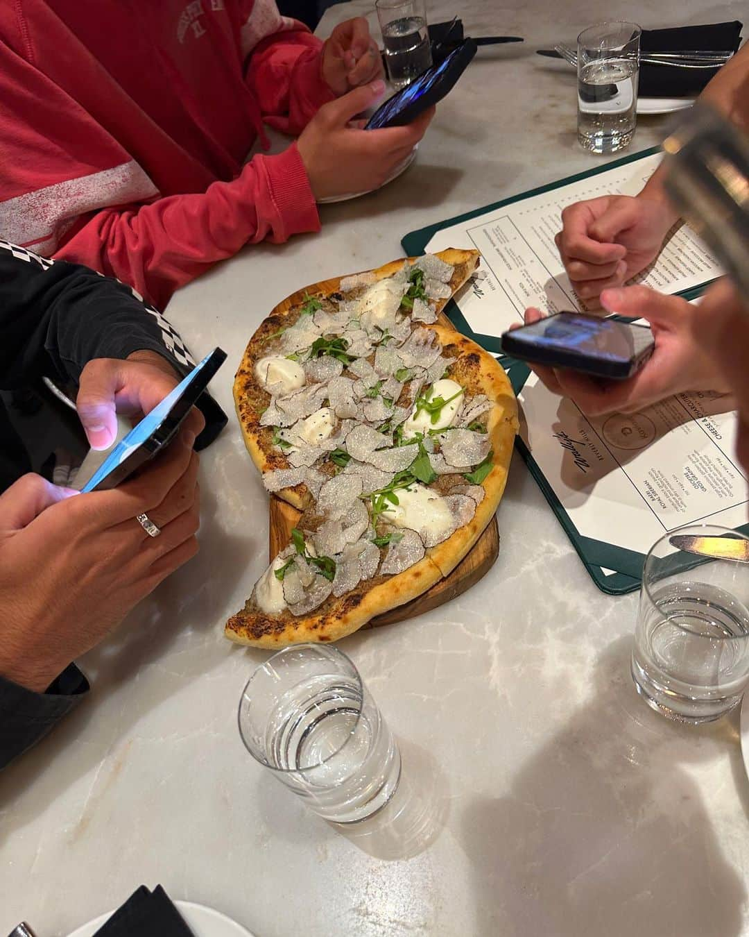 ジョーディン・ジョーンズさんのインスタグラム写真 - (ジョーディン・ジョーンズInstagram)「need more truffle pizza」5月29日 2時21分 - jordynjones