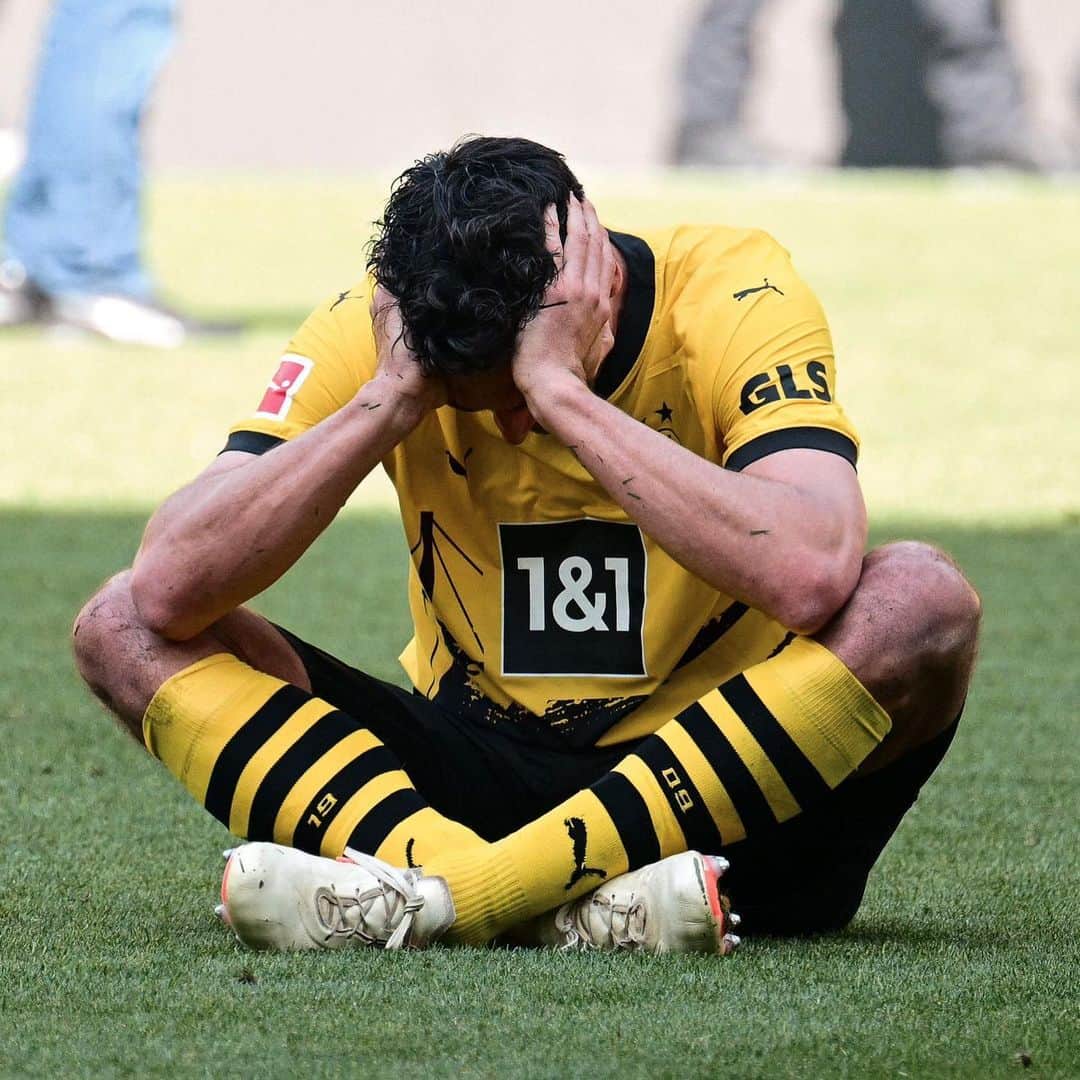 マッツ・フメルスのインスタグラム：「Ich habe selten erlebt wie eine Stadt, ein Verein so unglaublich auf ein Spiel hingefiebert hat. Die Euphorie in den letzten Wochen, in unserem Stadion oder egal wo man hingegangen ist war so groß wie ich es selten erlebt habe. Das gipfelte in einer Stimmung ums und im Stadion vor dem Spiel und beim Aufwärmen wie ich sie definitiv noch nirgendwo gesehen habe.   Umso bitterer, enttäuschender, trauriger und was weiß ich noch war es, dass wir es nicht geschafft haben unseren gemeinsamen Traum wahr werden zu lassen. Mehr kann Ich auch mit über einem Tag Abstand dazu noch nicht in Worte fassen.   Was mir allerdings am wichtigsten ist, ist darüber zu sprechen was nach dem Spiel passiert ist. Die Reaktion von euch im Stadion war genau das was diesen Verein ausmacht. Klar waren erst alle enttäuscht und wussten nicht wohin mit den Emotionen. Und trotzdem blieb das Stadion beinahe komplett gefüllt und eure Anfeuerungen und Aufmunterungsversuche waren außergewöhnlich. Auch nach dem Spiel auf der Straße, heute am Trainingsgelände oder gerade am Phönixsee gab es ausschließlich Trost und sogar schon wieder Motivation für die kommende Saison.   Und genau das ist Borussia Dortmund. Dieser Zusammenhalt und das gegenseitige Hochziehen nach Misserfolgen und Enttäuschungen. Wir kommen wieder 🖤💛」