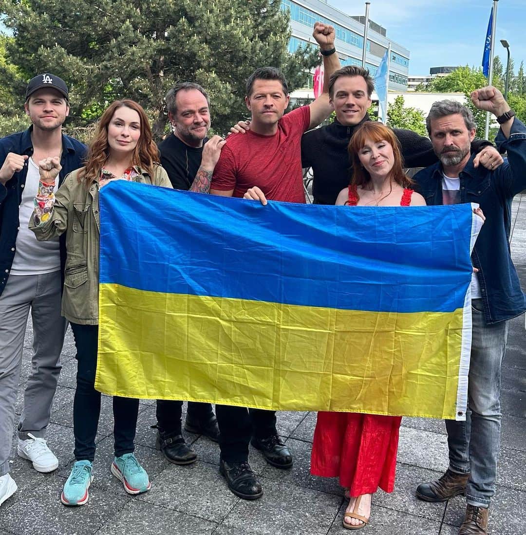 ミーシャ・コリンズのインスタグラム：「поточний настрій. 💙💛」
