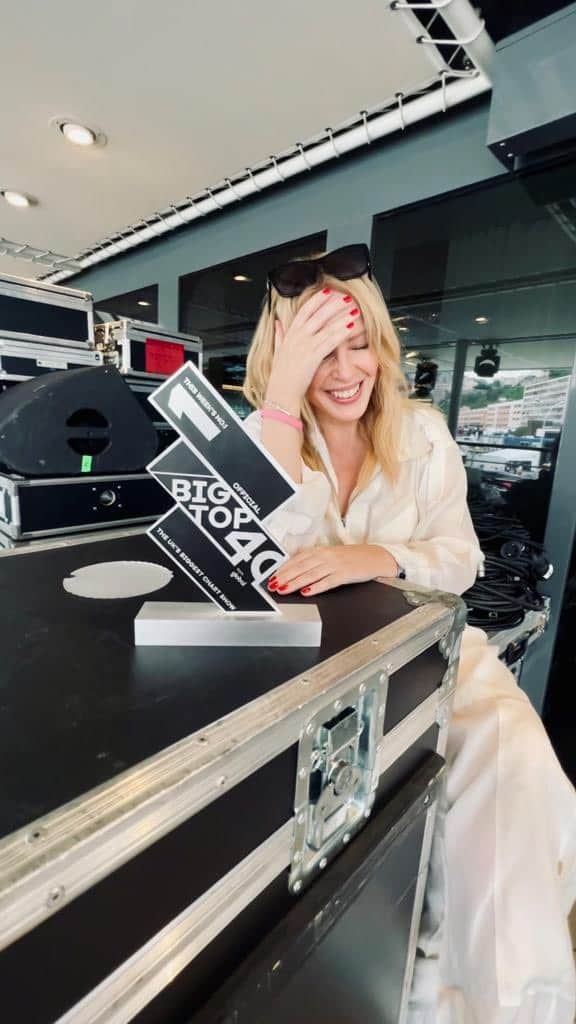 カイリー・ミノーグのインスタグラム：「WHAT??? LOVERS!!!  ❤️Padam Padam❤️ is Number One on The Big Top 40! 😝 Thank you, THANK YOU!!!」