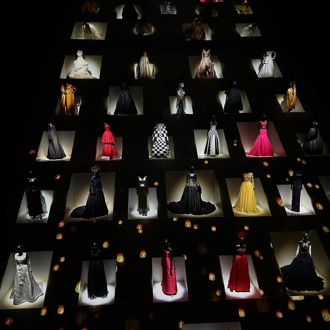 茜里さんのインスタグラム写真 - (茜里Instagram)「Dior展❤︎ パリの本店思い出す空間だった特に一枚目。  歴史を知ると、自分が持つDiorのアイテムがもっと素晴らしく思うし誰かにプレゼントするときの意味を深く考えて選ぶことができるよね。  素敵空間でしたぁ  こういう展示とか美術館とかって見るだけでもいい　雰囲気だけ味わうでいい 視界に入れるだけで違う  なんか感想を書こうとしたりなにか得ようとしていなくても 見るだけで充分良きだと思っている  ぱっと好きなものだけ写真を撮るのもいいしね  "私の知るすべてのこと、見たこと、聞いたこと、 私の全てがドレスに凝縮されているのです" って言葉が　ほぉおってなりました  どこかで・知らない間に、見たものを 自分なりにアウトプットするよね 今の自分が生み出すものは、過去の自分の結果なかんじ  いっぱい自分が出せる限りのことで美しいものを見ていたいな〜と思いました💐  ちゃんと感想書けた　笑」5月29日 2時53分 - riuakari